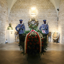 11. Policjanci pe+éni¦ůcy wart¦Ö honorow¦ů przy grobach pochowanych na Wawelu