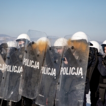 10 policjanci z tarczami spryskani gazem